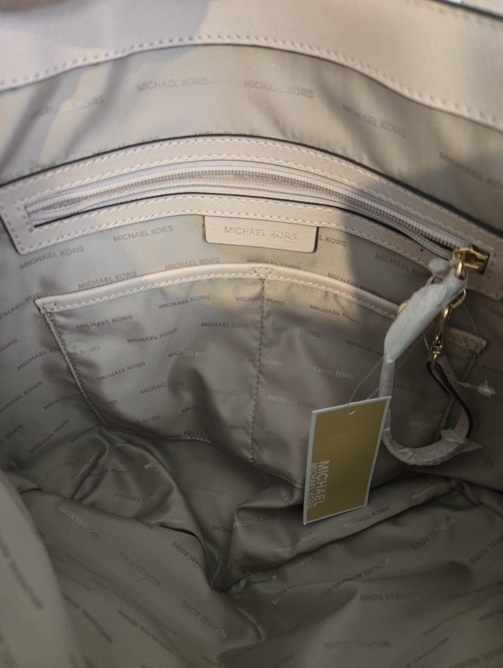 Michael Kors Voyager saffiano Bag - Picture 3 of 12